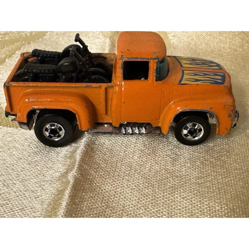 Hot Wheels Blackwall 1973 Hi Tail Hauler Orange Truck w/ Motorcycles